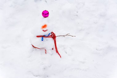 Kardan adam kış manzara beyaz kar yığınları nın arka planda duruyor. Çok kar var..