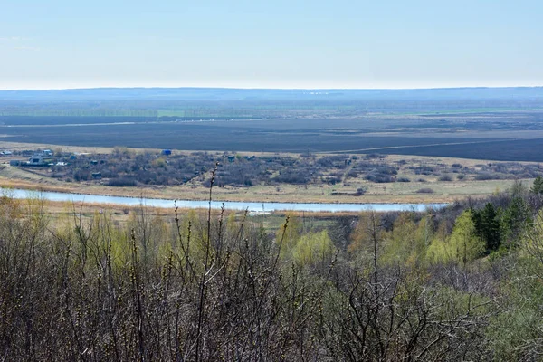 Прекрасний краєвид на поля, луки, село і річку — стокове фото