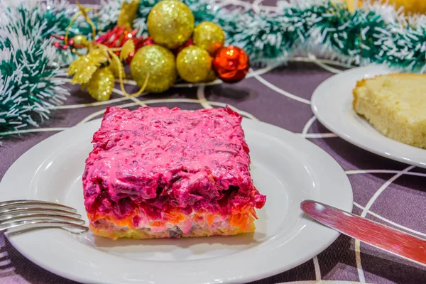Giyinmiş ringa balığı veya altında bir kürk manto ringa balığı. Yeni yıl sembolü. Geleneksel Rus yemekleri. Noel süslemeleri içinde belgili tanımlık geçmiş. Yeni yıl kavramı.