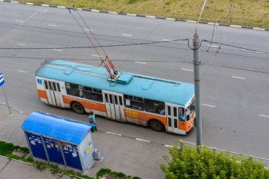 Ulyanovsk, Rusya - 27 Ekim 2019 - Ziu-10 eski troleybüs, güneşli bir günde toplu taşıma durağında.