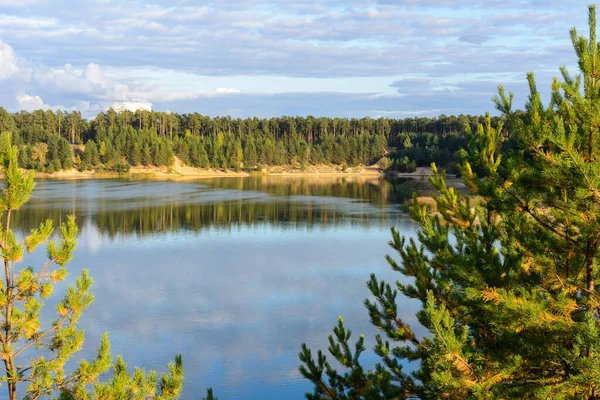 Emerald Lake Med Texturala Moln Sandiga Berg Och Skog Utsikt — Stockfoto