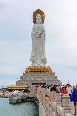 Sanya, Hainan, Çin - 20 Şubat 2020: Bulutlu bir günde Budist şehir merkezi Nanshan 'daki Guanyin Anıtı.