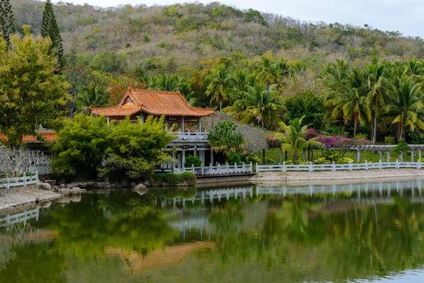 Sanya Hainan China Februari 2020 Groene Meer Omgeven Door Tuinhuisjes — Stockfoto