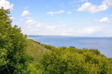 Volga Nehri 'nin en geniş yeri. Bulutlu bir yaz gününde güzel bir manzara.