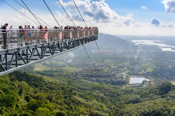 Yanoda, Hainan, Çin - 8 Ocak 2020: Panorama cam köprüsü. Yağmur Ormanları Kültür Bölgesi Yanoda, Hainan Adası, Yalong Körfezi Tropikal Cennet Orman Parkı Çin 'in Sanya kentinin yanında..