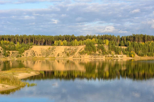 Emerald Lake Med Texturala Moln Sandiga Berg Och Skog Utsikt — Stockfoto