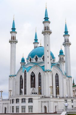 Rusya 'nın Tataristan, Kazan Kremlin kentindeki Kol Şerif Camii. Rusya 'nın en büyük camilerinden biri. Cami bir müze olarak hizmet veriyor. Bulutlu bir günde Manezh binasından görüntü.