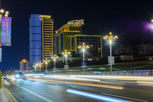Sanya, Hainan, Çin - 25 Ocak 2020: Sanya şehrinin çok renkli aydınlatma binaları, yapıları, yolları, kaldırımları, direkleri, köprüleri ile gece görüşü.