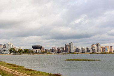 Kazan Nehri 'nin karşısındaki Kazan şehrinin merkezi yerleşim bölgelerinin panoraması. Kazan, Tataristan, Rusya.
