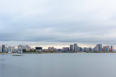 Kazan Nehri 'nin karşısındaki Kazan şehrinin merkezi yerleşim bölgelerinin panoraması. Kazan, Tataristan, Rusya.