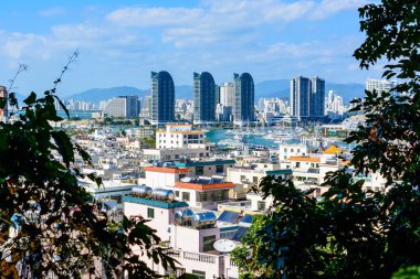 Luhuitou Parkı 'ndan Sanya şehrinin güzel panoramik manzarası. Hainan Adası, Çin.