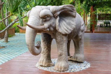 Sanya, Hainan, Çin - 20 Şubat 2020 Budist merkezi Nanshan 'daki taş fil heykeli.