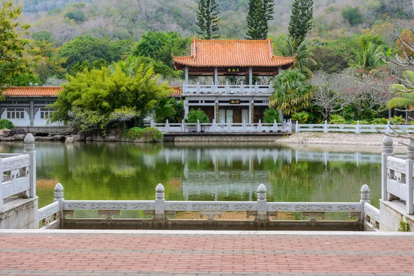 Sanya Hainan China Febrero 2020 Lago Verde Rodeado Miradores Templos —  Fotos de Stock