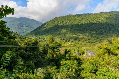 Yanoda Park, Sanya 'daki tropikal ormanlarda halatla kaymak. Hainan Adası, Çin.