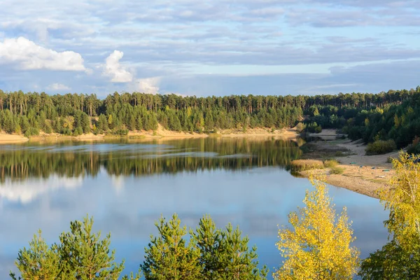 Emerald Lake Med Texturala Moln Sandiga Berg Och Skog Utsikt — Stockfoto