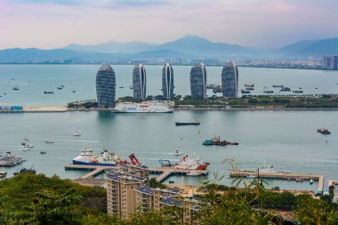 Sanya, Çin - 26 Ocak 2020: Sanya City, Hainan Adası 'ndaki Phoenix adasının güzel panoramik manzarası. Sanya Phoenix Adası Başkanı Resort Apartmanı.