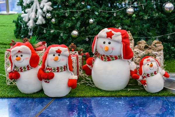 Les Bonhommes Neige Noël Sont Assis Sous Arbre Noël Avec — Photo