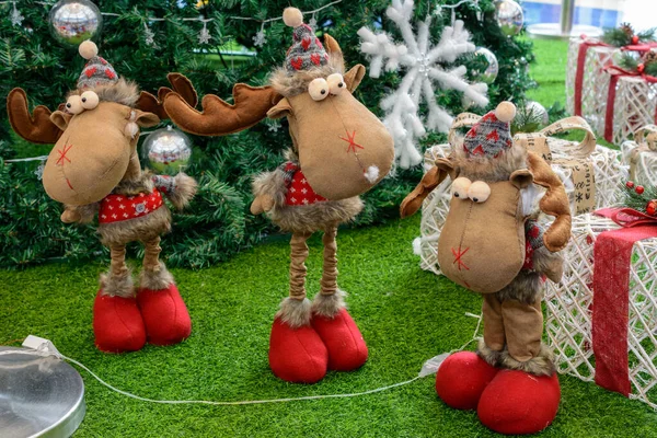 Les Cerfs Noël Sont Debout Sous Arbre Noël Avec Des — Photo