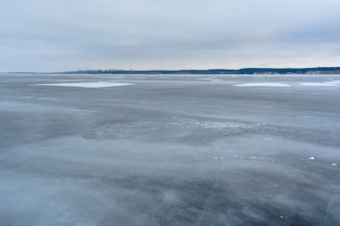 Ulyanovsk yakınlarındaki en geniş noktasında pürüzsüz, düz, şeffaf buzla donmuş Volga Nehri. Donmuş bir nehrin kış manzarası sonsuz buz örtüsüne karşı..