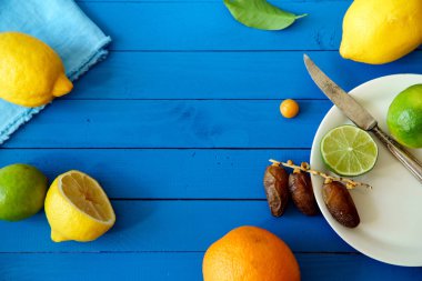 Narenciye limonata malzemeleri kavramı mavi ahşap arka plan üzerinde tarihleri ile