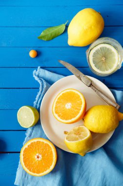 Turuncu mavi ahşap arka plan, limonata malzemeleri kavramı kireç ve limon dilimleri ile