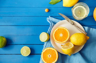 Turuncu mavi ahşap arka plan, limonata malzemeleri kavramı kireç ve limon dilimleri ile