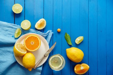 Turuncu mavi ahşap arka plan, limonata malzemeleri kavramı kireç ve limon dilimleri ile