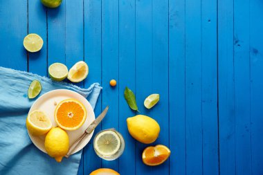 Turuncu mavi ahşap arka plan, limonata malzemeleri kavramı kireç ve limon dilimleri ile
