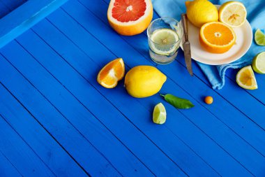 Mavi ahşap arka plan, limonata malzemeleri kavramı narenciye meyve dilimleri