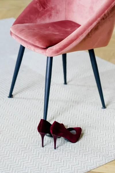 Красные Туфли Высоких Каблуках Возле Розового Бархатного Стула — стоковое фото