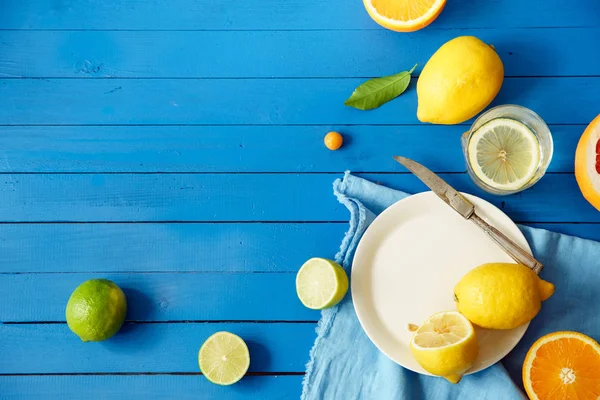 Mavi ahşap arka plan, limonata malzemeleri kavramı narenciye meyve dilimleri