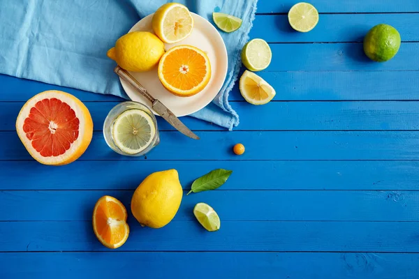 Mavi ahşap arka plan, limonata malzemeleri kavramı narenciye meyve dilimleri
