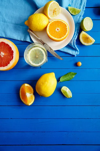Mavi ahşap arka plan, limonata malzemeleri kavramı narenciye meyve dilimleri