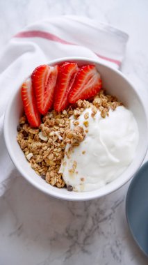 yoğurt ve çilek beyaz kase gevrek gevrek yakın çekim 