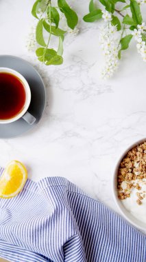 Yoğurt ve çilek kase ve mermer masa üzerinde siyah kahve ile gevrek gevrek mükemmel kahvaltı