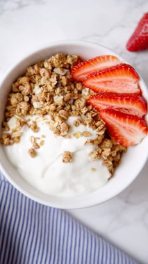 yoğurt ve çilek beyaz kase gevrek gevrek yakın çekim 