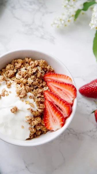 Granola Crujiente Con Yogur Fresas Tazón Blanco Con Flores Cerezo —  Fotos de Stock