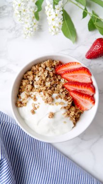 yoğurt ve çilek kuş-kiraz ağacı çiçekli Beyaz kase gevrek gevrek yakın çekim 