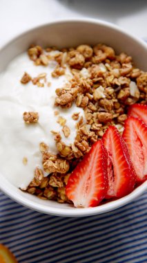 yoğurt ve çilek beyaz kase gevrek gevrek yakın çekim 