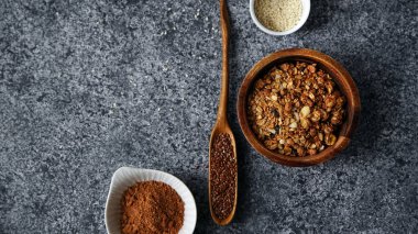 maddeler gri arka plan üzerinde ayrı çanaklar içinde yemek sağlıklı tatlılar 