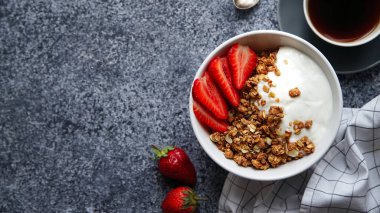 gevrek gevrek yoğurt ve çilek kase ve beyaz gri arka plan üzerinde siyah sıcak kahve fincan ile kahvaltı mükemmel 