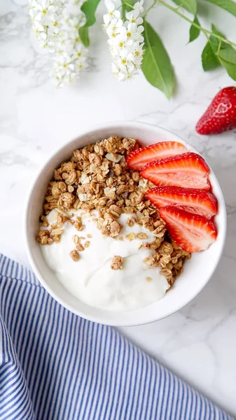 yoğurt ve çilek kuş-kiraz ağacı çiçekli Beyaz kase gevrek gevrek yakın çekim 