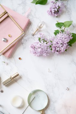kadınsı çalışma alanı mock-up Lila çiçek ve mermer zemin üzerine pembe aksesuarlar