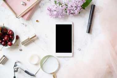 akıllı telefon ve aksesuarları ile mermer zemin üzerine Lila tanzimi