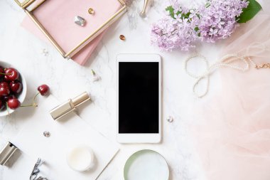 kadınsı çalışma alanı mock-up smartphone ve mermer zemin üzerine Lila tanzimi ile fer'î