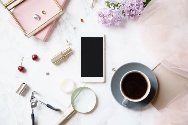 akıllı telefon ve aksesuarları ile Lila çiçek ve mermer zemin üzerine kahve fincanı