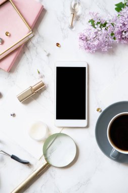 akıllı telefon ve aksesuarları ile Lila çiçek ve mermer zemin üzerine kahve fincanı