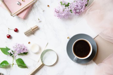 kadınsı çalışma alanı mock-up Lila çiçek ve mermer zemin üzerine pembe aksesuarlar