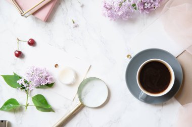 kadınsı çalışma alanı mock-up Lila çiçek ve mermer zemin üzerine pembe aksesuarlar