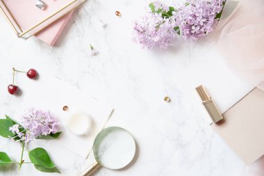 kadınsı çalışma alanı mock-up Lila çiçek ve mermer zemin üzerine pembe aksesuarlar